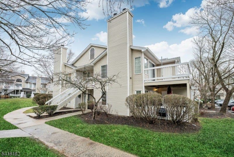 2 bedroom townhouse for sale at 49 Sage Ct Bedminster - $389,000