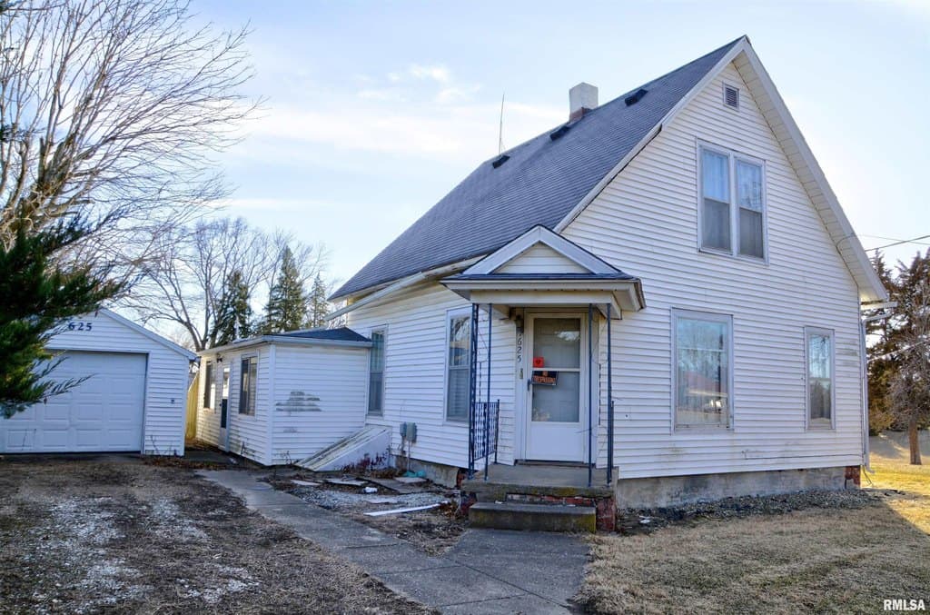 2 bedroom house for sale at 625 W Washington St Blandinsville - $39,900