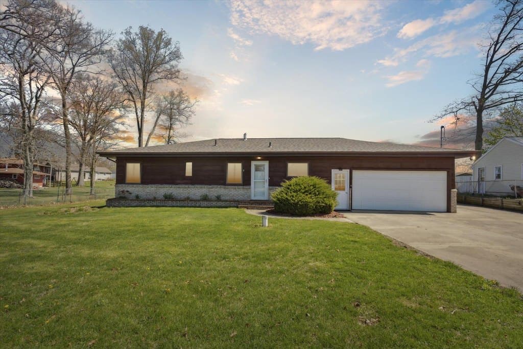 3 bedroom house for sale at 430 Jefferson Dr Michigan Center 49254 - $350,000