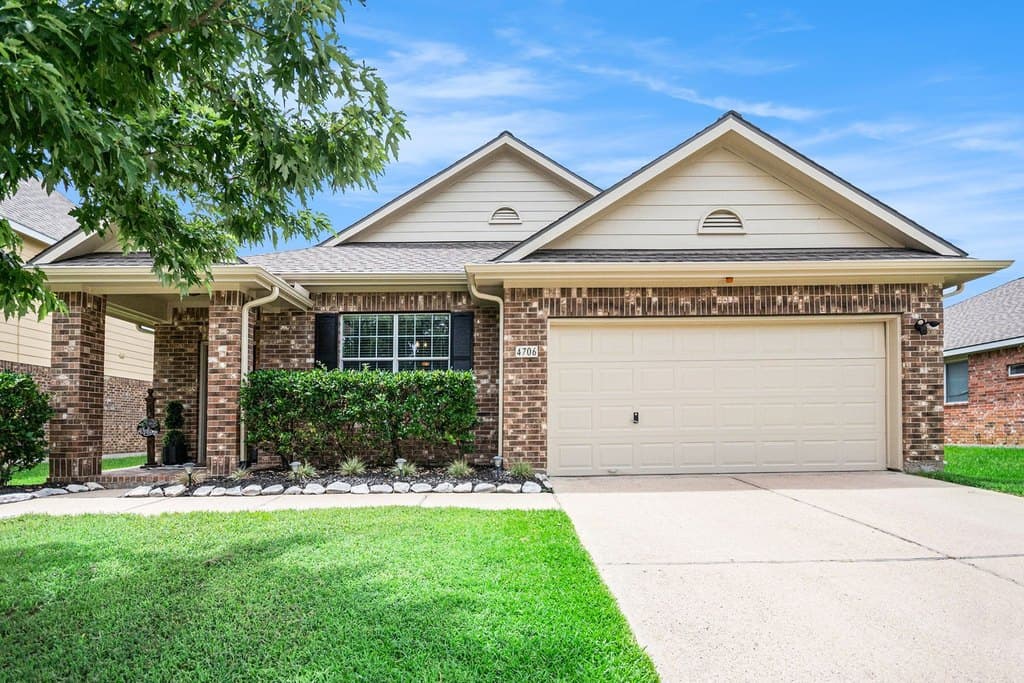3 bedroom house for sale at 4706 Shale Dr Baytown 77521 - $299,000
