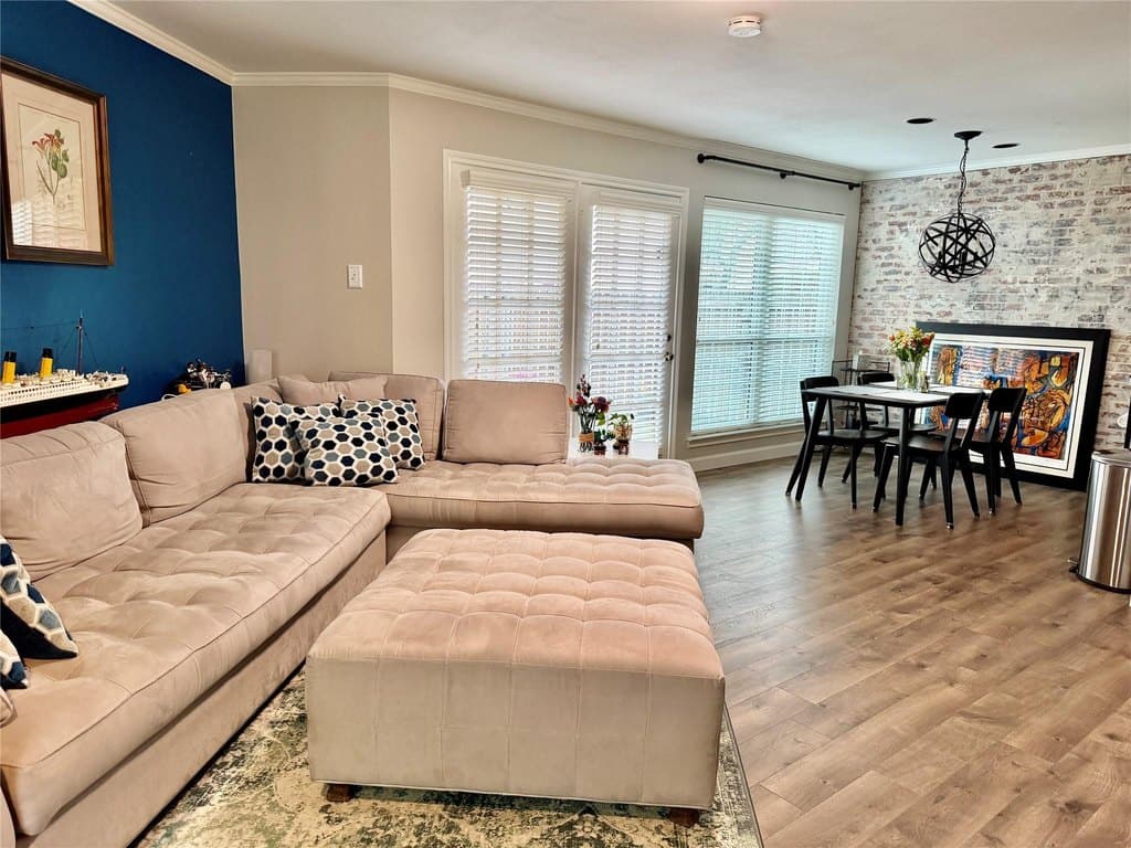2 bedroom condo for sale at 16301 Ledgemont Ln Apt 181 Addison - $195,000