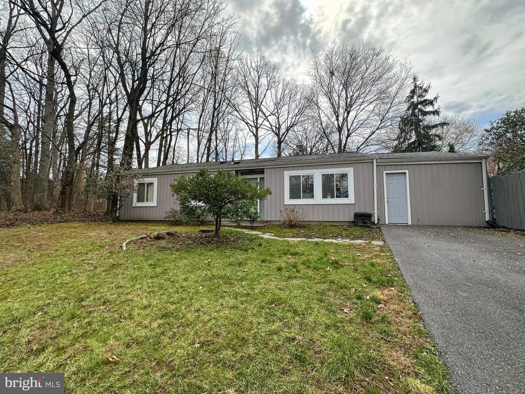 3 bedroom house for sale at 2215 Sanibel Dr Reston 20191 - $615,000