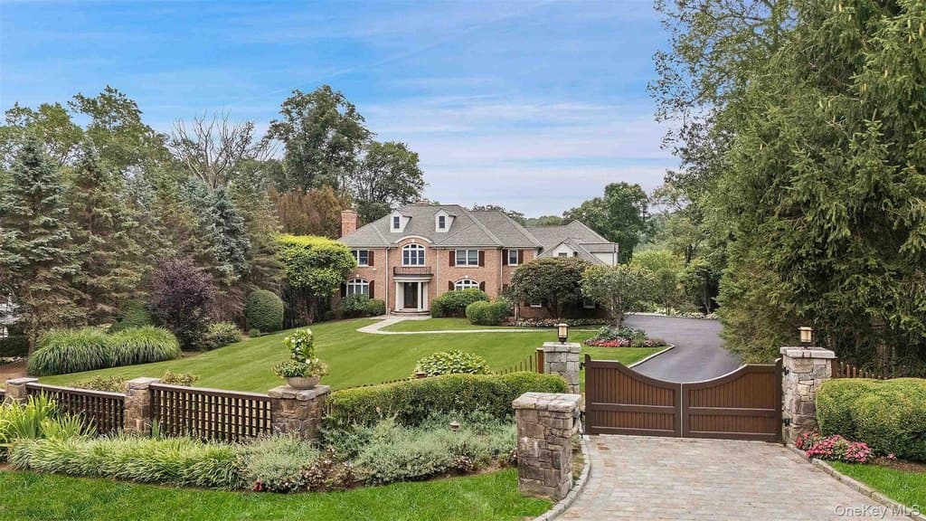 5 bedroom house for sale at 8 Ridgeview Cir Armonk - $3,895,000