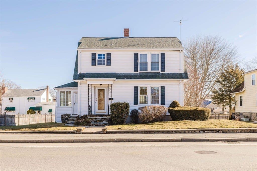 3 bedroom house for sale at 31 S Main St Bellingham - $399,900