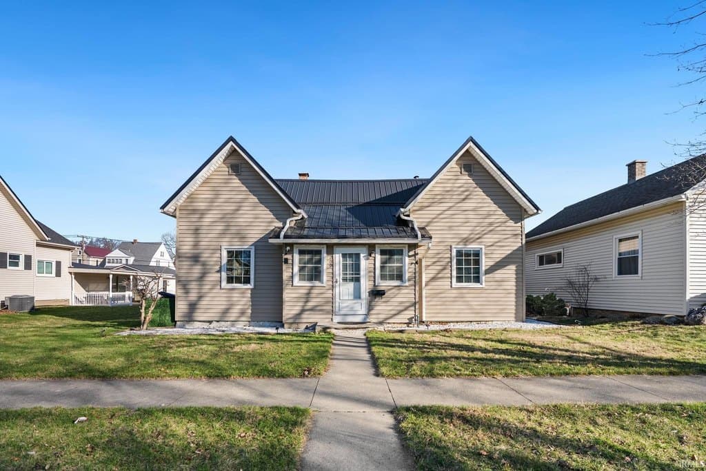 3 bedroom house for sale at 209 E Ohio St Bluffton - $215,000