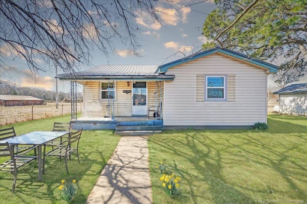 2 bedroom house for sale at 470025 Highway 101 Akins - $199,699