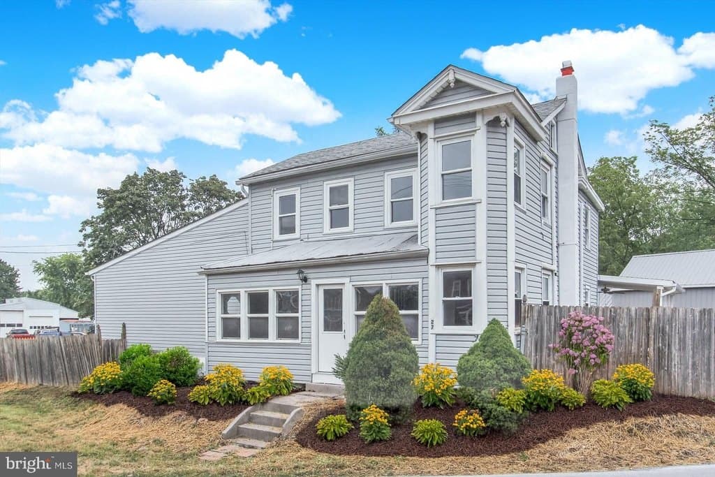 4 bedroom house for sale at 27 Maple St Bonneauville - $310,000