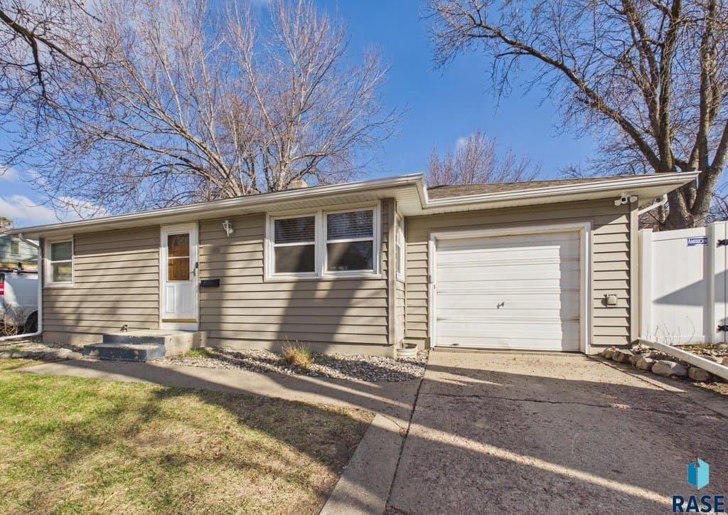 2 bedroom house for sale at 2304 W 18th St Sioux Falls - $210,000