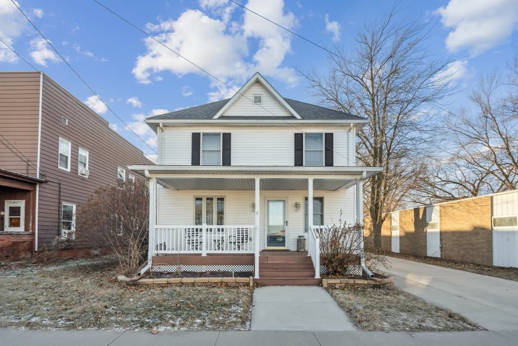 4 bedroom house for sale at 108 S Main St Annawan - $140,000