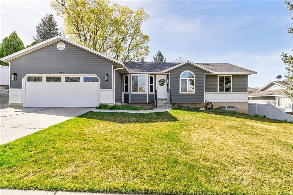 4 bedroom house for sale at 966 E Granite Peak Dr Sandy - $749,000