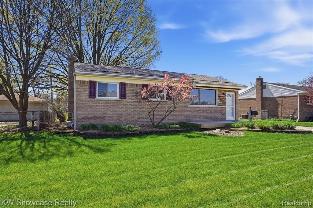 3 bedroom house for sale at 31167 Maplewood St Garden City 48135 - $249,900