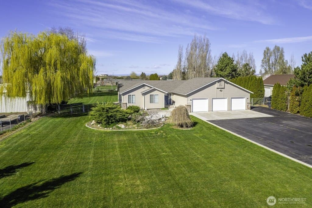 3 bedroom house for sale at 3440 Westshore Dr NE Moses Lake 98837 - $475,000