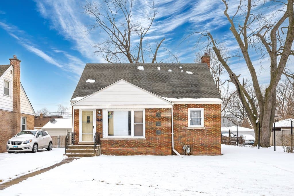 4 bedroom house for sale at 1527 Wentworth Ave Calumet City - $119,950