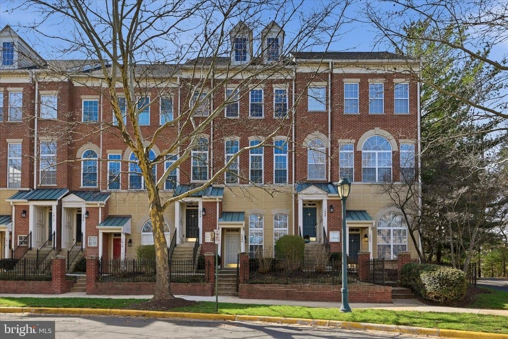 2 bedroom condo for sale at 1906 Crescent Park Dr Unit 35A Reston 20190 - $575,000
