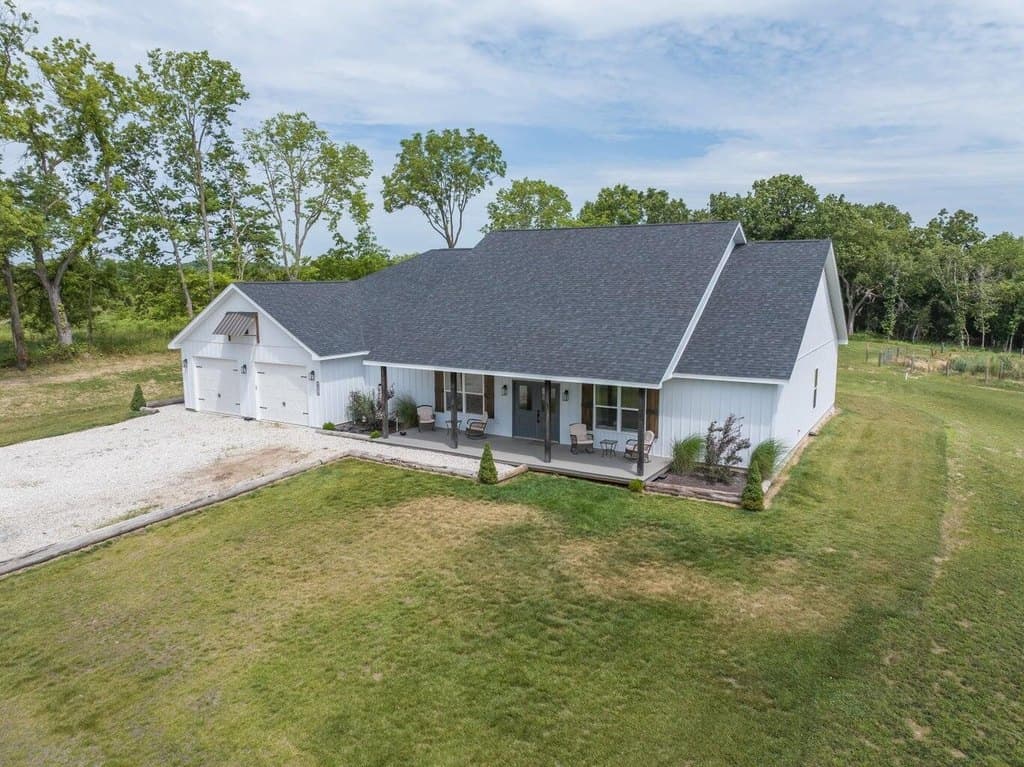 4 bedroom house for sale at 1506 County Road 2407 Armstrong - $479,000