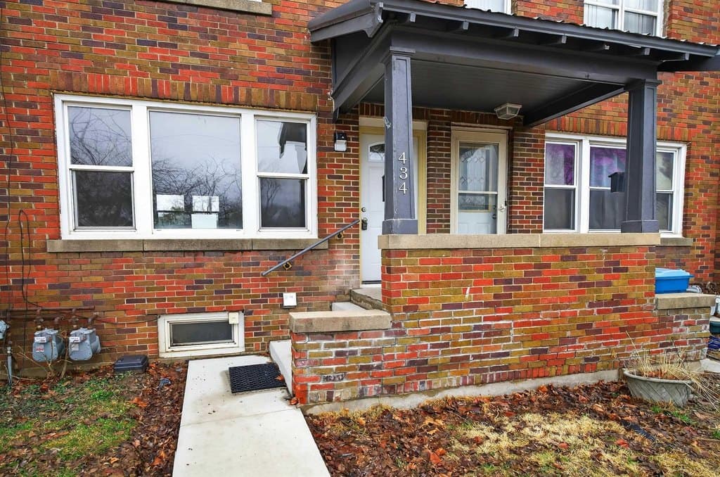 2 bedroom townhouse for sale at 434 Belmont Ave Waterloo 50701 - $124,900