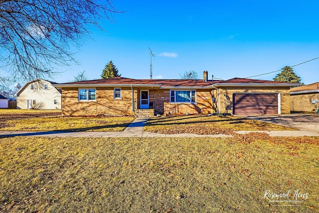3 bedroom house for sale at 209 E 3rd St Aroma Park - $249,900