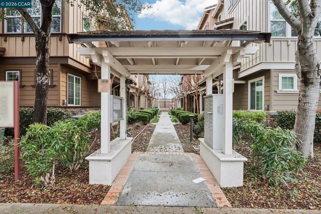 4 bedroom townhouse for sale at 6759 S Mariposa Ln Dublin 94568 - $995,000