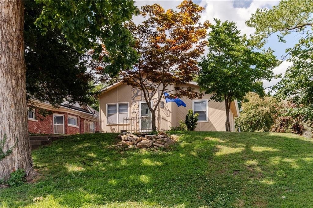 3 bedroom house for sale at 307 Riley St Atchison - $211,000