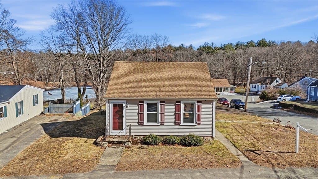 2 bedroom house for sale at 98 Washington St Groveland 01834 - $519,000