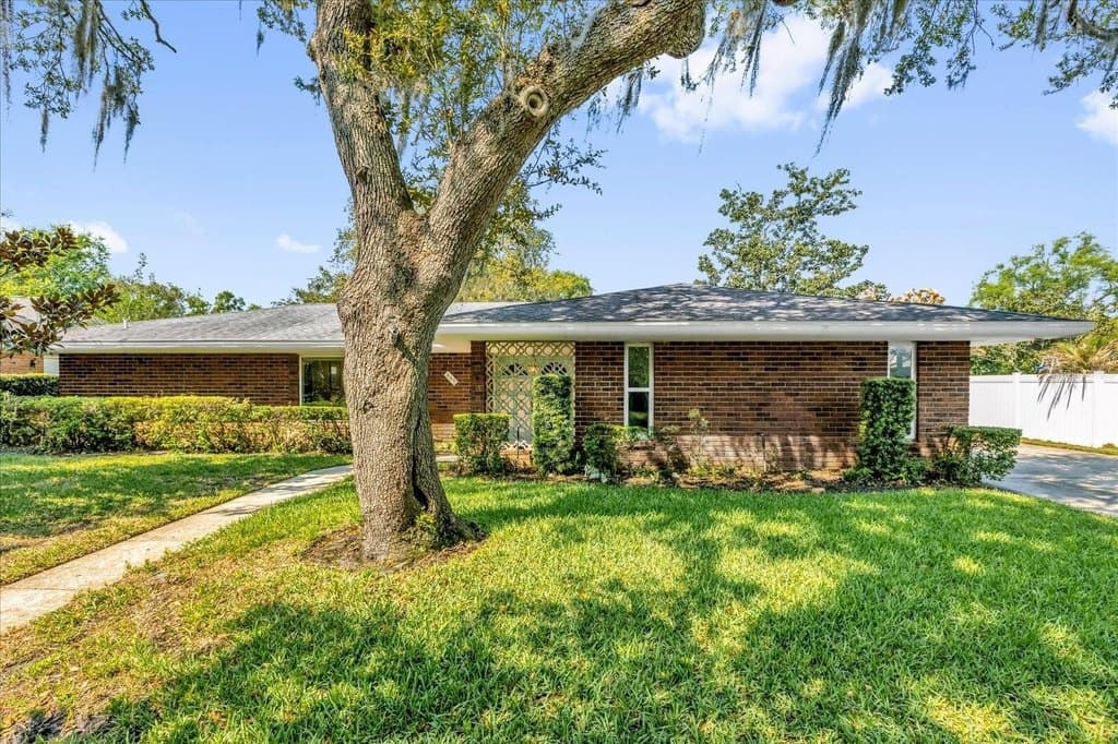 4 bedroom house for sale at 649 Berwick Dr Winter Park 32792 - $610,000