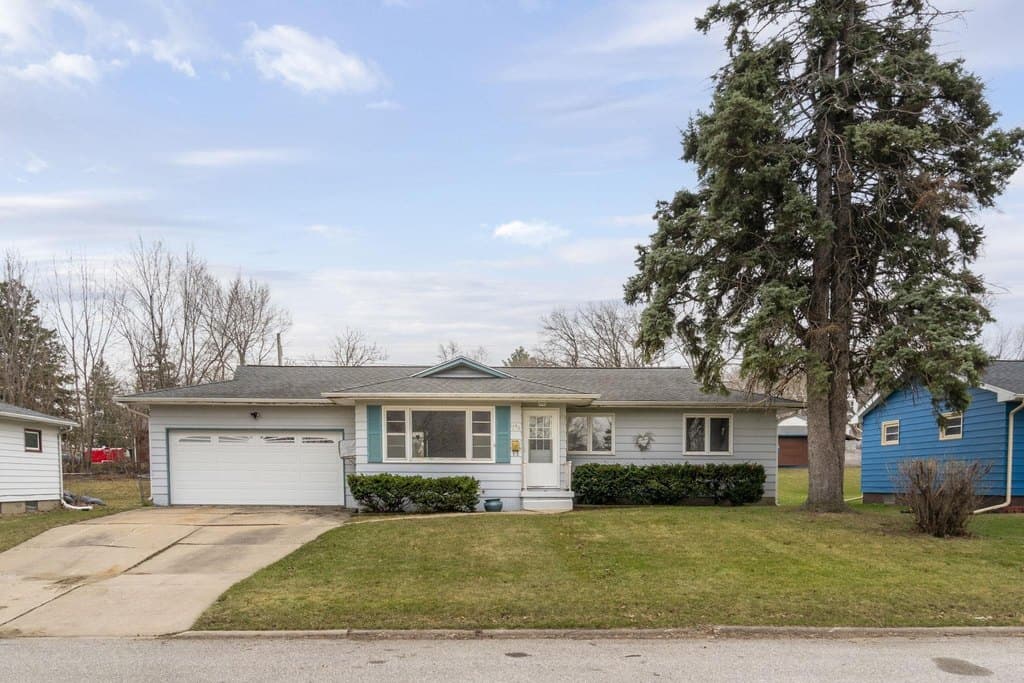 3 bedroom house for sale at 1746 Patton Ave Waterloo 50702 - $159,900