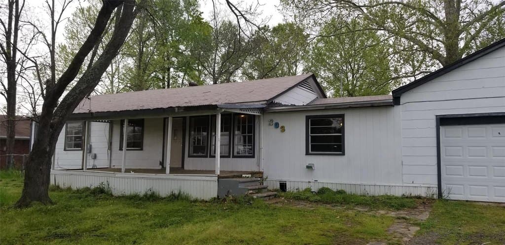 4 bedroom house for sale at 203 N Main St Blanchard - $100,000