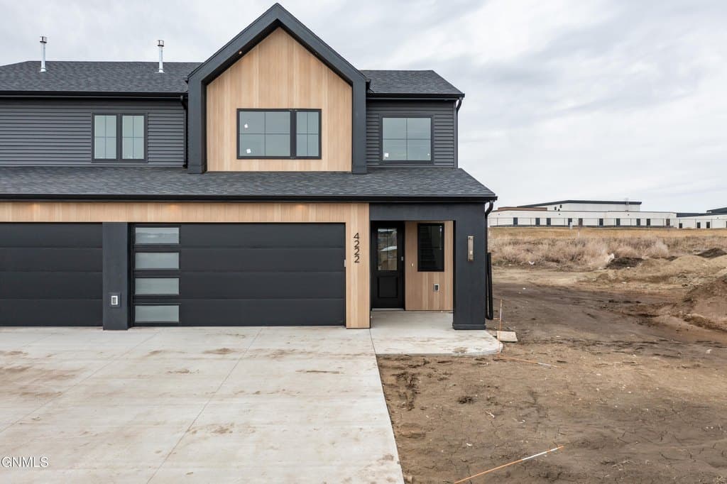 4 bedroom house for sale at 4222 Kites Ln Bismarck - $619,900