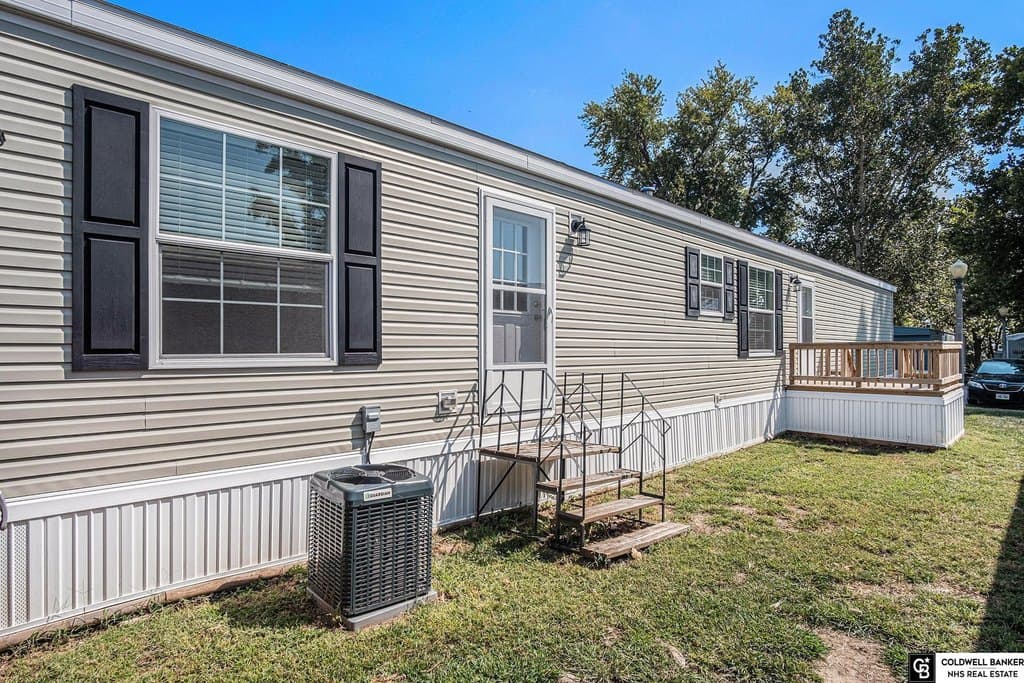 3 bedroom mobile home for sale at 3101 Washington St Trlr 18 Bellevue - $85,000