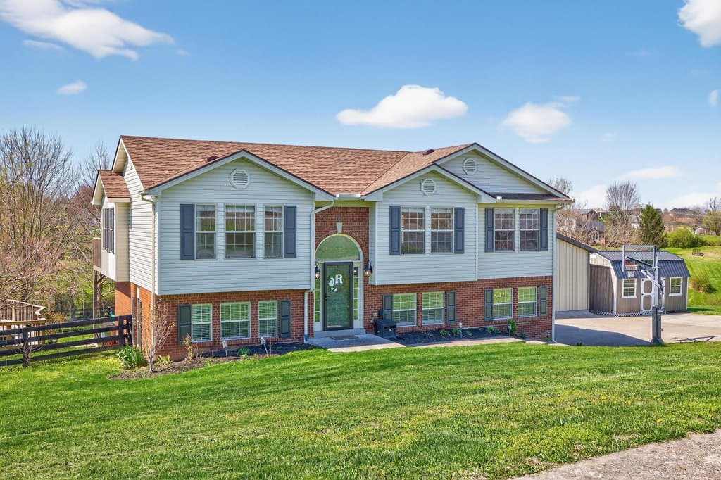 4 bedroom house for sale at 122 Saddle Brook Cir Berea - $439,900