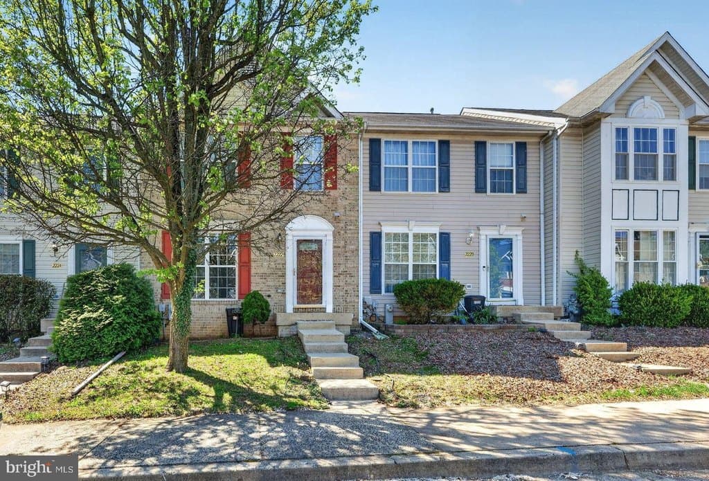 4 bedroom townhouse for sale at 2222 Tidal View Garth Abingdon - $385,000