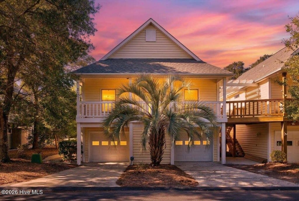 5 bedroom townhouse for sale at 99 Oceangreens Ln Caswell Beach - $819,000