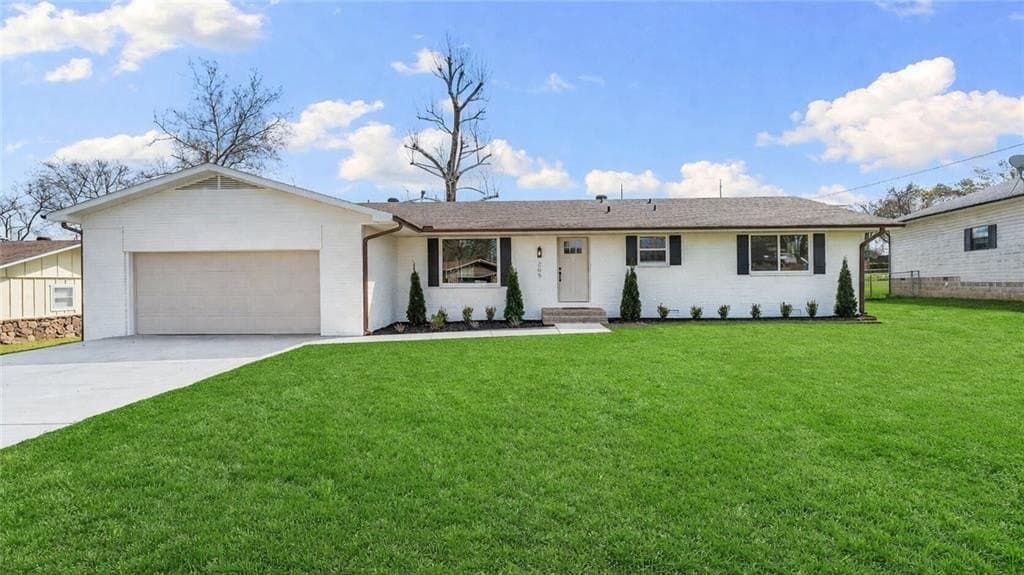 3 bedroom house for sale at 205 Big Tree Dr Bentonville - $565,000