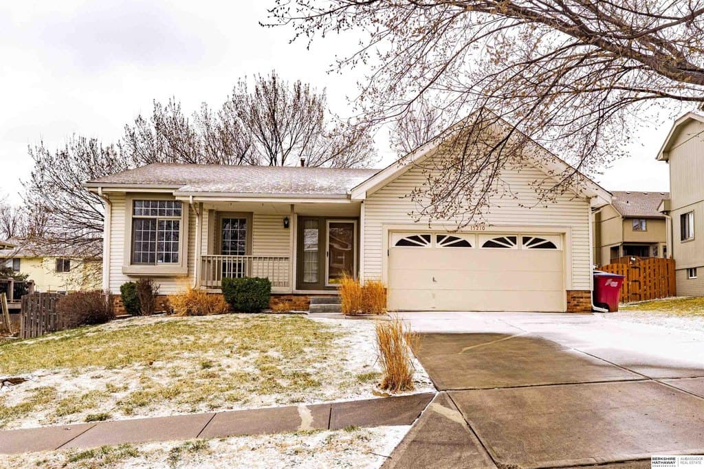 3 bedroom house for sale at 15210 Redwood St Chalco - $315,000