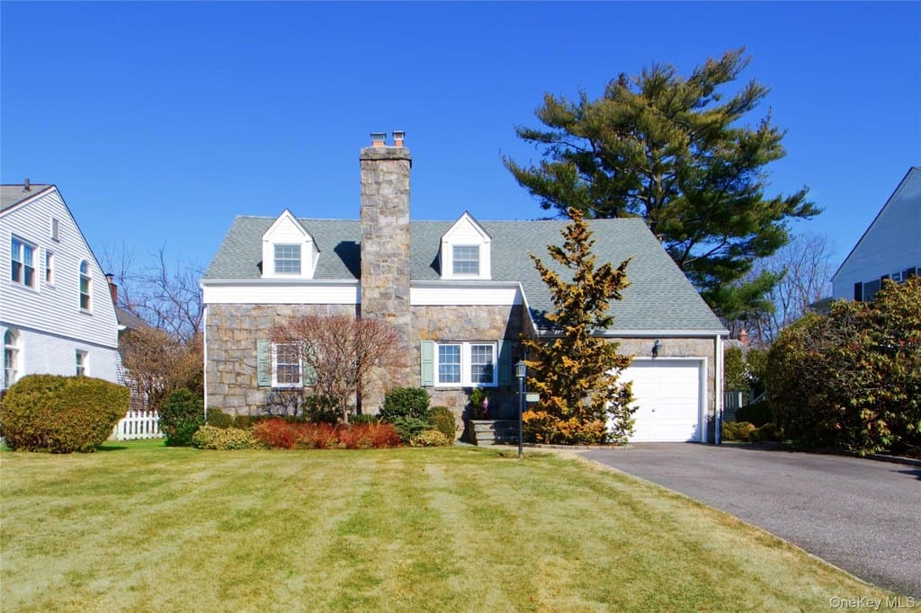 5 bedroom house for sale at 139 Garden St Garden City 11530 - $1,295,000