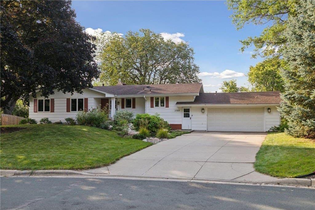 4 bedroom house for sale at 3709 W 104th St Bloomington 55431 - $565,000