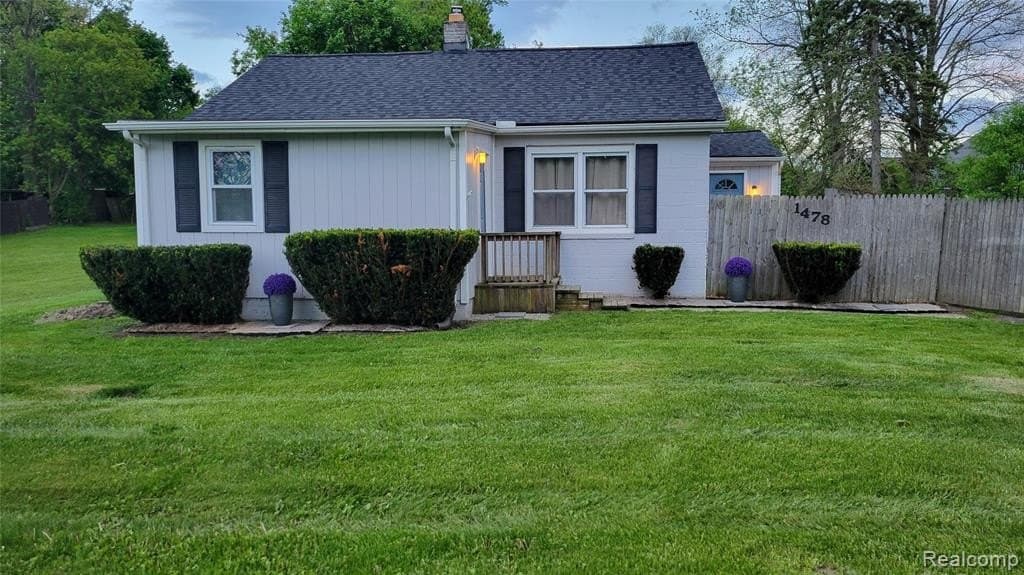 2 bedroom house for sale at 1478 Vinewood St Auburn Hills - $199,999