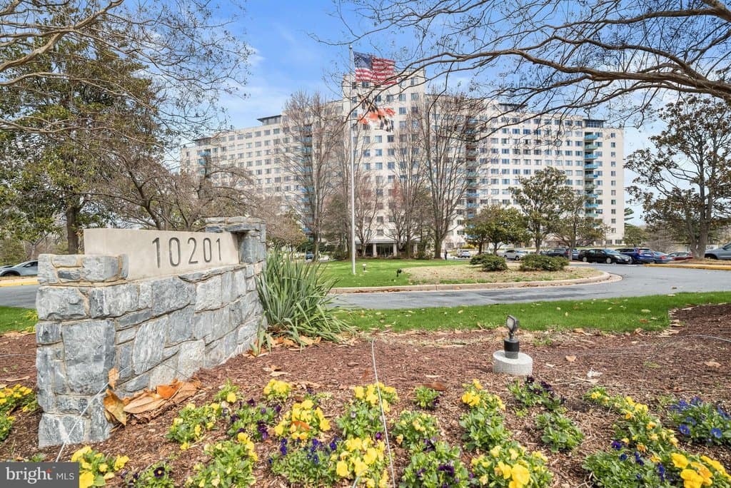 2 bedroom condo for sale at 10201 Grosvenor Pl Apt 1215 Rockville 20852 - $259,900