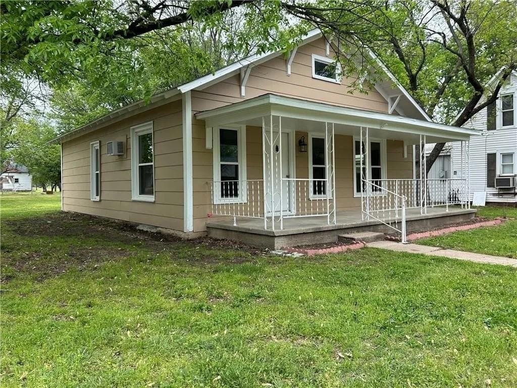 2 bedroom house for sale at 301 E 6th Ave Caney - $76,000