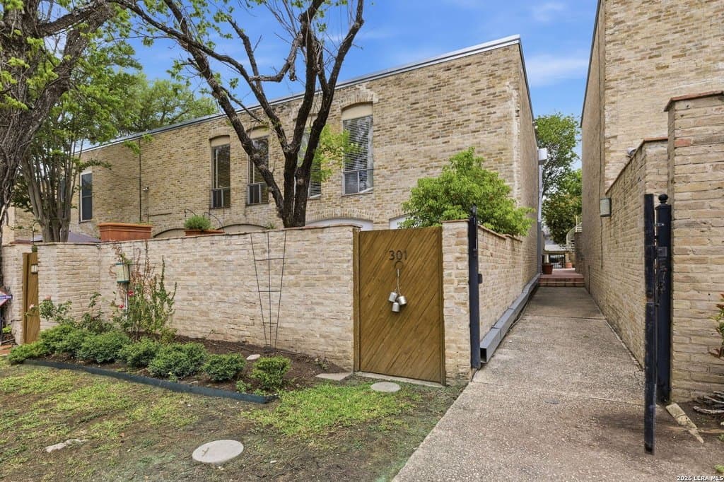2 bedroom condo for sale at 185 Terrell Rd Apt 301 Alamo Heights - $289,000