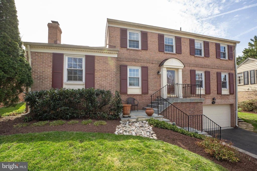 4 bedroom house for sale at 1112 Fallsmead Way Rockville 20854 - $1,295,000