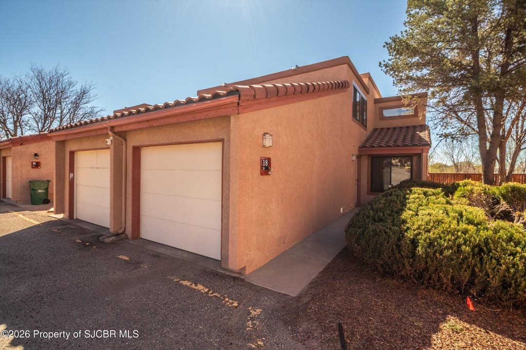 2 bedroom condo for sale at 5200 Villa View Dr Apt 18D Farmington 87402 - $195,000