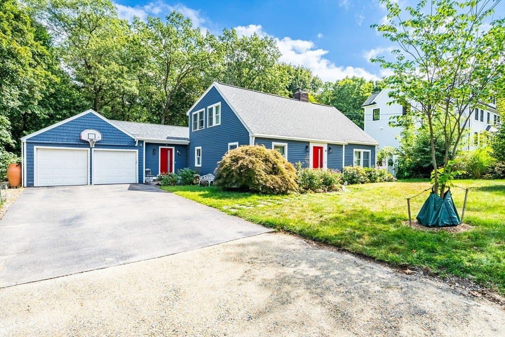 4 bedroom house for sale at 117 Cedar St Lexington 02421 - $1,630,000