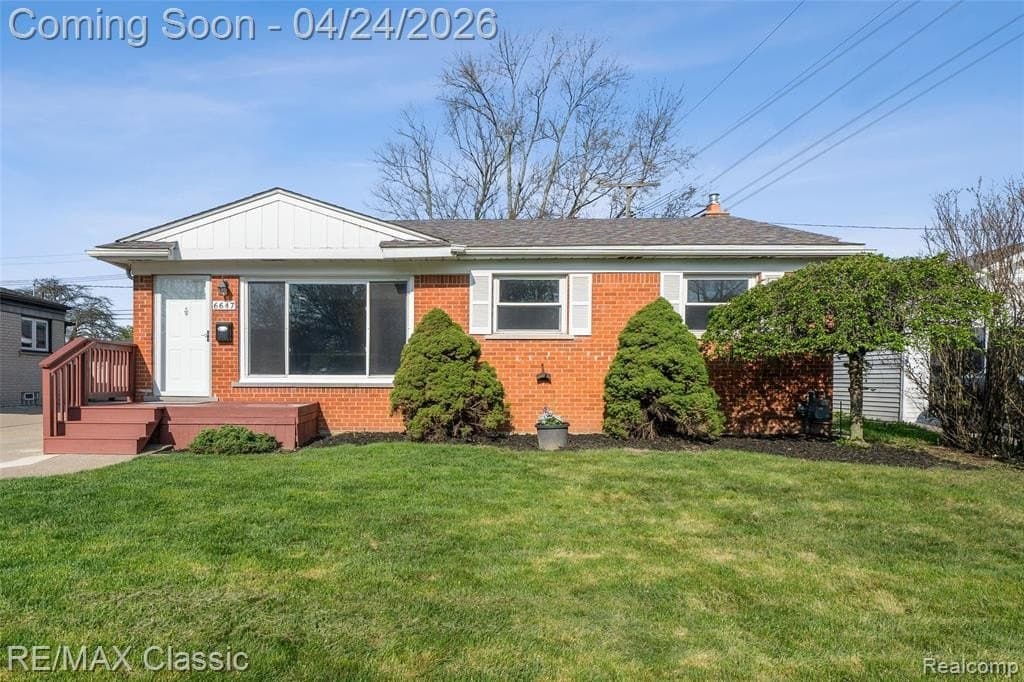 3 bedroom house for sale at 6647 Arcola St Garden City 48135 - $230,000