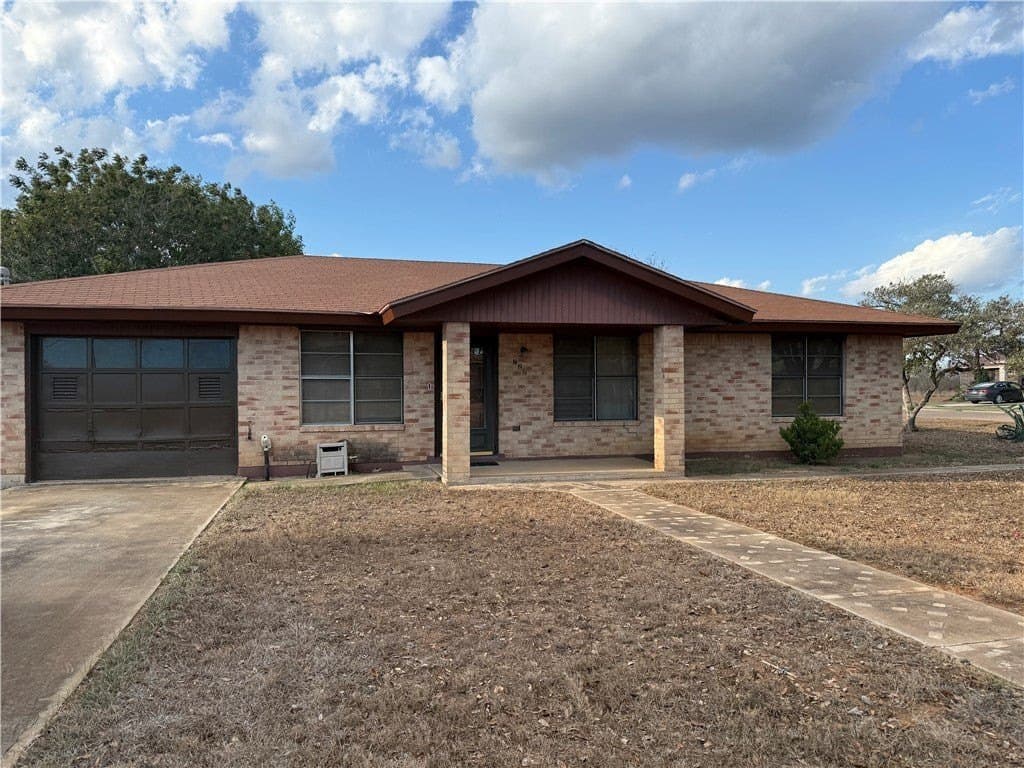 3 bedroom house for sale at 727 Barton Benavides - $110,000