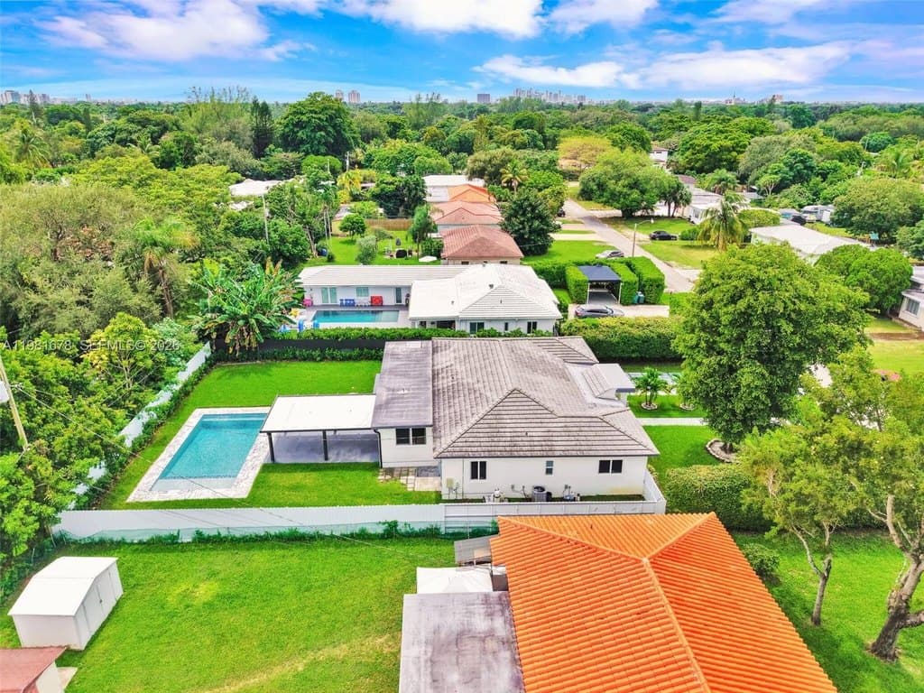 6 bedroom house for sale at 11011 NE 9th Ct Biscayne Park - $1,350,000