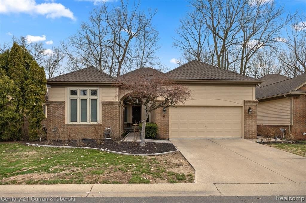 3 bedroom condo for sale at 28 Turnberry Ln Dearborn 48120 - $549,900