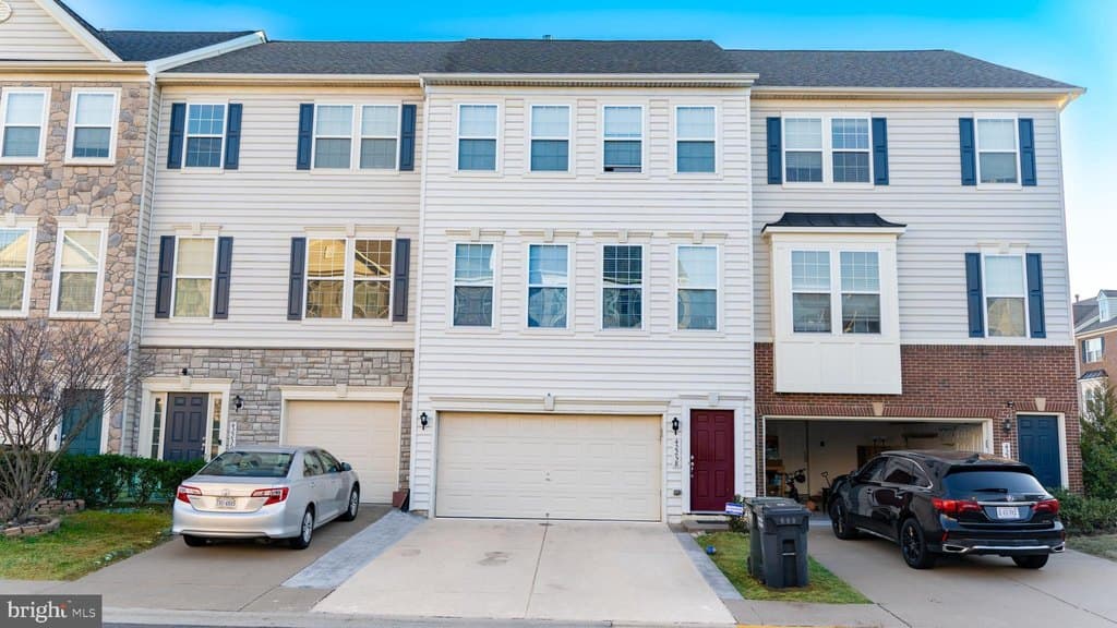 3 bedroom townhouse for sale at 42258 Dean Chapel Sq Chantilly - $749,000