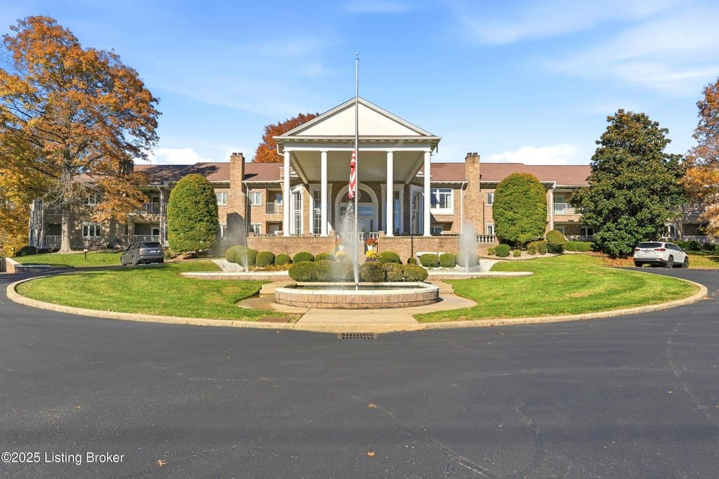 2 bedroom condo for sale at 8605 Shelbyville Rd Apt 200 Bellemeade - $299,000