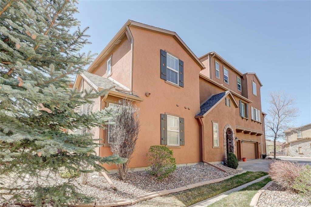 2 bedroom townhouse for sale at 10556 Graymont Ln Unit B Highlands Ranch 80126 - $489,999
